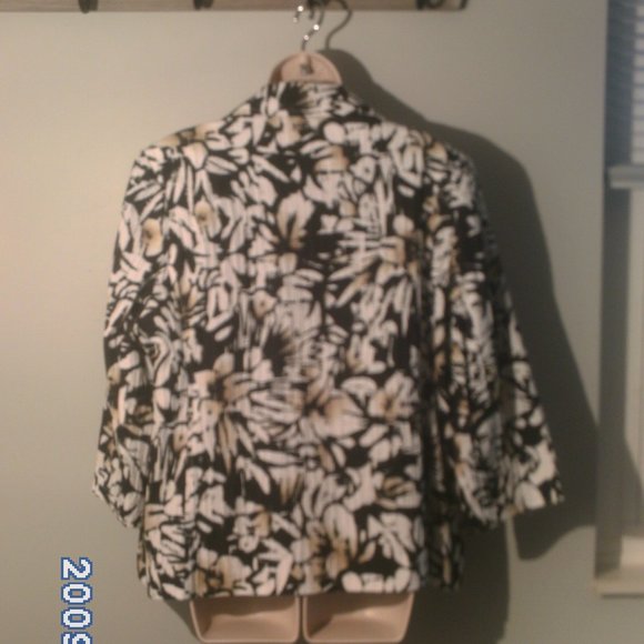 Alfred Dunner- Women's Black & White Floral lightweight Jacket - Picture 4 of 4